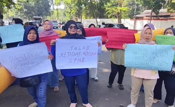 Emak-Emak melakukan aksi demonstrasi memprotes sistem PPDB Jabar 2026. (Foto: iNews)