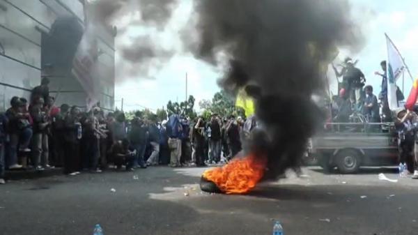 Demonstrasi, ratusan mahasiswa di Kantor Gubernur Lampung, Senin (15/6/2026). (Foto: iNews).
