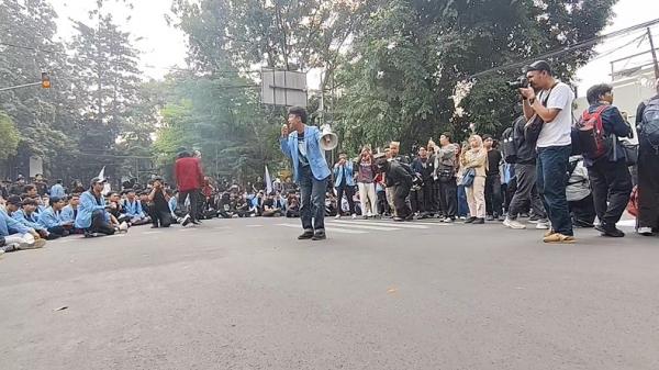 Mahasiswa dari berbagai perguruan tinggi di Bandung Raya menggelar demonstrasi di depan Gedung DPRD Jawa Barat (Jabar), Senin (15/6/2026). (Foto: iNews).