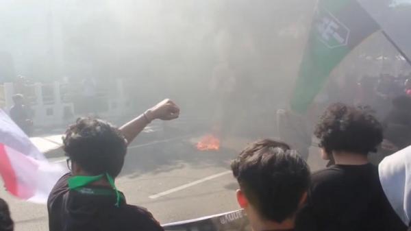 Demo mahasiswa Surabaya Mahasiswa yang tergabung dalam Aliansi Cipayung Plus menggelar demonstrasi di depan Gedung DPRD Kota Surabaya, Jawa Timur, Senin (15/6/2026). (Foto: iNews).