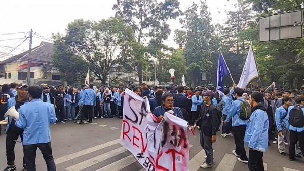 Mahasiswa dari berbagai perguruan tinggi di Bandung Raya menggelar demonstrasi di depan Gedung DPRD Jabar, Senin (15/6/2026). (Foto: iNews).