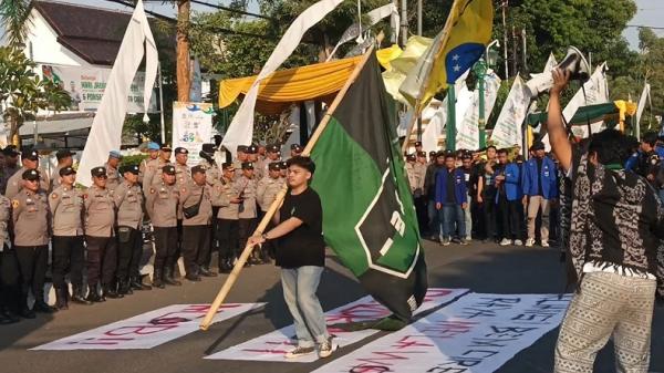 Demonstrasi di depan halaman Gedung DPRD Kota Cirebon, Jawa Barat, Senin (15/6/2026). (Foto: iNews).
