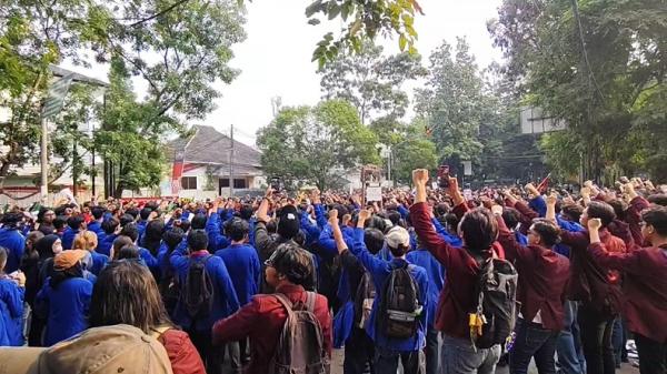 Ribuan mahasiswa yang tergabung dalam Aliansi BEM SI menggelar demonstrasi di depan Gedung DPRD Jawa Barat, Rabu (17/6/2026). (Foto: iNews).