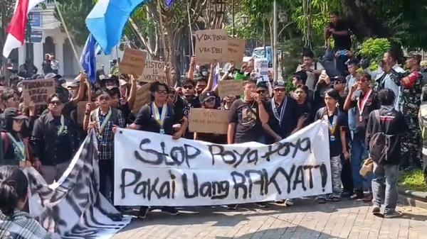 Demo mahasiswa Salatiga Demonstrasi mahasiswa yang tergabung dalam Aliansi Salatiga Menggugat di depan Gedung DPRD Kota Salatiga, Jawa Tengah, berujung ricuh, Rabu (17/6/2026) siang. (Foto: iNews).