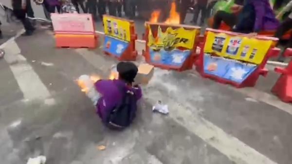 Api menyambar mahasiswa saat demonstrasi di depan Istana Bogor, Rabu (17/6/2026) sore yang diwarnai aksi bakar ban. (Foto: iNews).