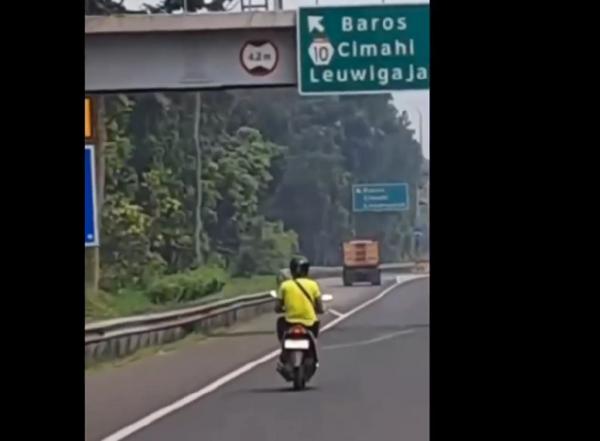 Tangkapan layar bule asal Georgia naik motor matik masuk Tol Pasteur, Bandung. (Foto: iNews)