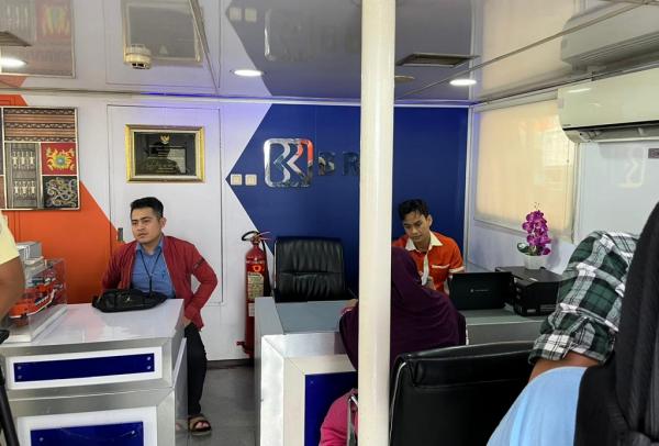 Aktivitas pelayanan di Teras BRI Kapal Bahtera Seva I. (Foto: Rizky Agustian)