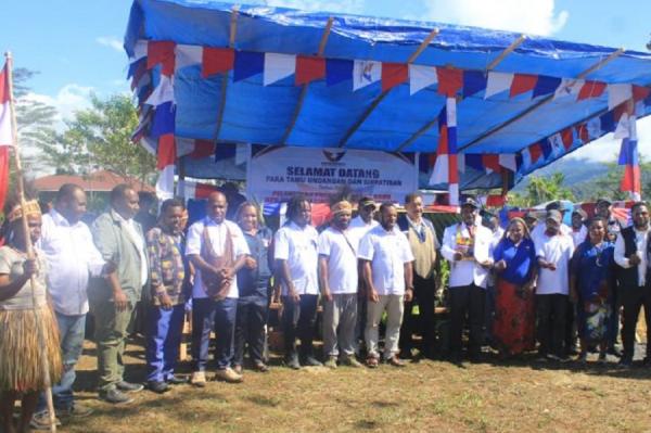 Wakil Bupati Yalimo Yan Kiraklak dikukuhkan sebagai Ketua DPD Partai Perindo Kabupaten Yalimo oleh Ketua DPW Partai Perindo Papua Pegunungan, Jhon Richard Banua. (Foto: Ist)