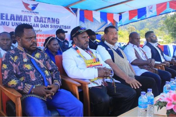 Wakil Bupati Yalimo Yan Kiraklak dikukuhkan sebagai Ketua DPD Partai Perindo Kabupaten Yalimo oleh Ketua DPW Partai Perindo Papua Pegunungan, Jhon Richard Banua. (Foto: ist)