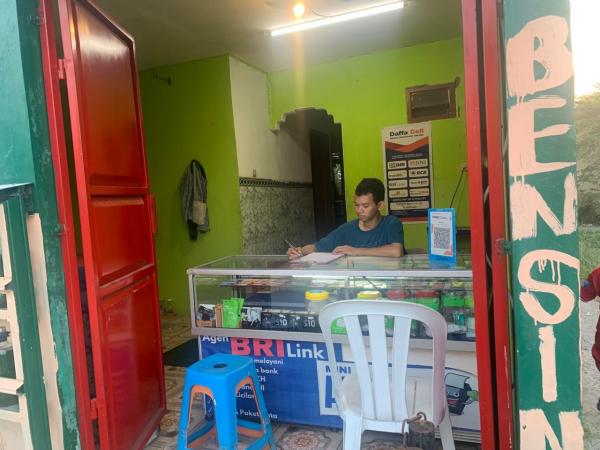 Agen BRI Link Babelan Agen BRILink di Pondok Permata Babelan tetap membuka layanan saat banjir. (Foto: Reynaldi Hermawan/iNews.id)
