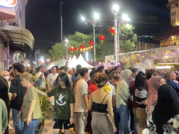 Jakarta Night Market Glodok Ramainya pengunjung di acara Jakarta Night Market Glodok 2026. (Foto: Niko Prayoga)