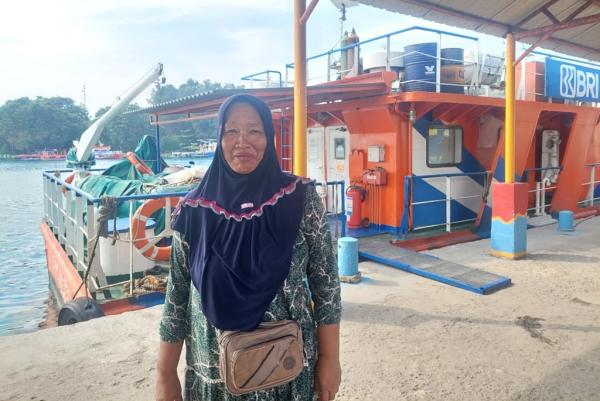 Nasabah BRI di Pulau Panggang, Mastunih. (Foto: Rizky Agustian)