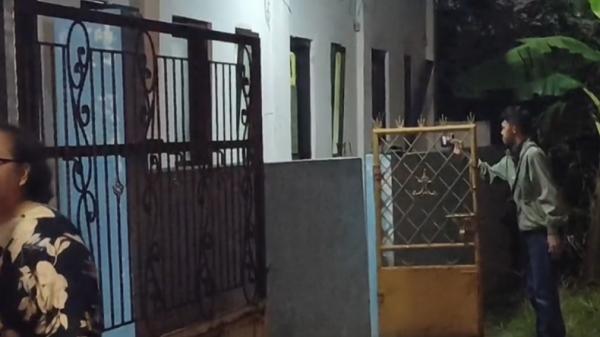 Polisi mendatangi kamar kos yang diduga menjadi lokasi penyekapan terhadap perempuan, berinisial YTH di kawasan Cileunyi, Kabupaten Bandung, Jawa Barat. (Foto: iNews).