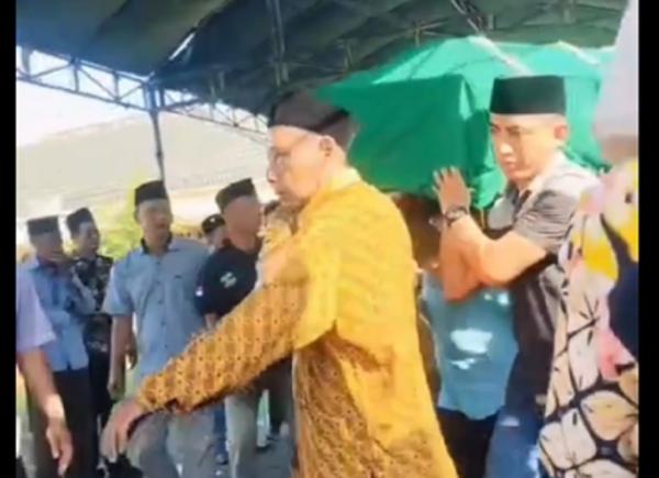 Jenazah ASN Pemkab Bangkalan yang ditemukan tewas dalam mobil di parkiran Bandara Juanda Surabaya dimakamkan. (Foto: iNews)