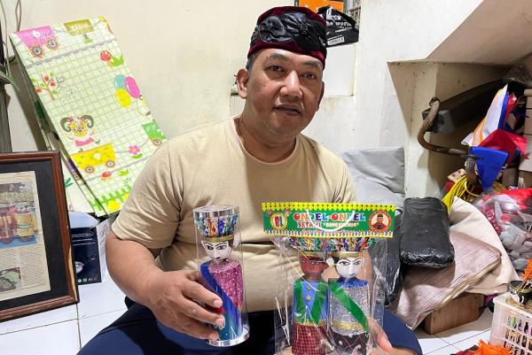 Lukman Hakim bersama miniatur ondel-ondel hasil kerajinan tangannya. (Foto: Rizky Agustian)