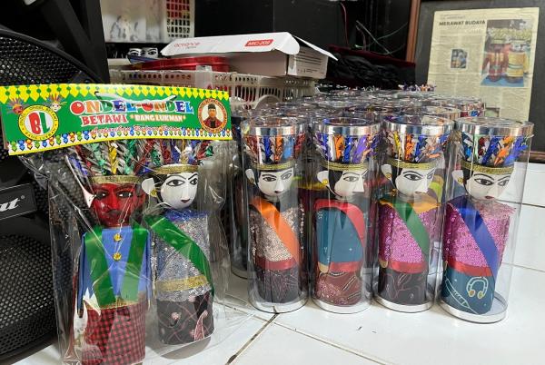 Miniatur ondel-ondel hasil kerajinan tangan Lukman Hakim. (Foto: Rizky Agustian)