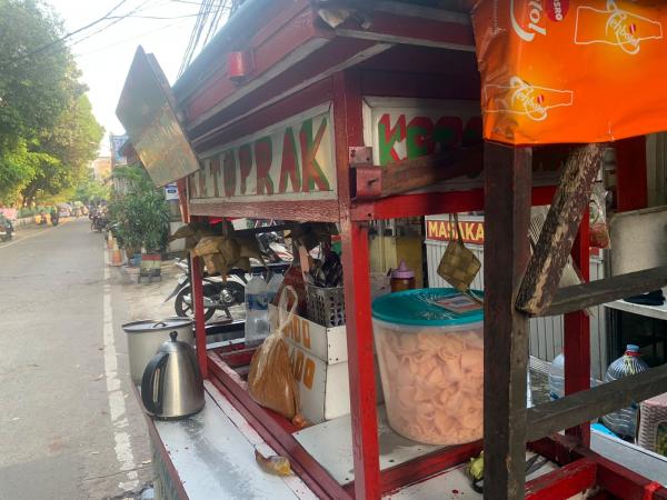 Dari Pengamen ke Pengusaha Ketoprak, KUR BRI Jadi Penyelamat Rachmat (Foto: Reynaldi Hermawan/iNews.id)
