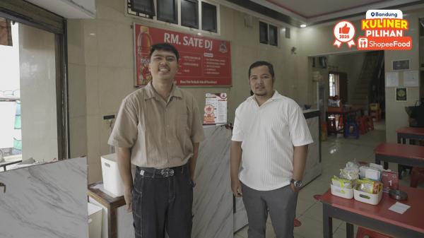 Aa Juju (kiri) bersama Muhammad Munip, manajer Sate DJ (kanan). (Foto: dok Shopee)