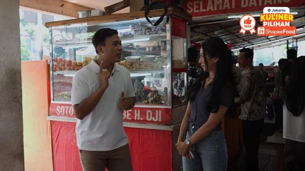 Aa Juju (kiri) bersama Dea Nadia, pemilik Soto Betawi Globe H. Oji (kanan). (Foto: dok Shopee)