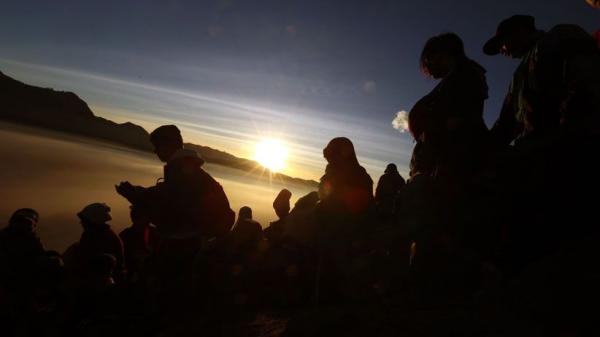 Matahari terbit menjadi salah satu momen yang paling dicari oleh wisatawan di Gunung Bromo. (Foto: Antara)
