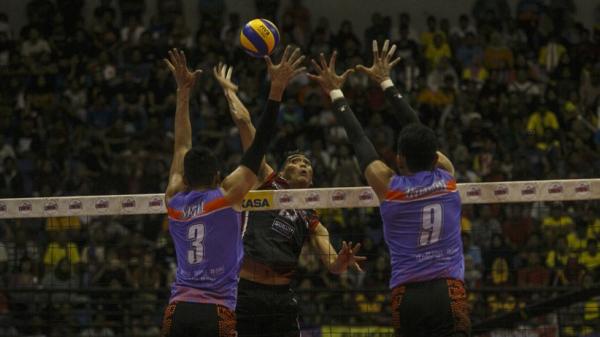 Tim voli pantai putra Indonesia merayakan sukses meraih medali emas SEA Games 2019, Jumat (6/12/2019). (Foto: NOC)