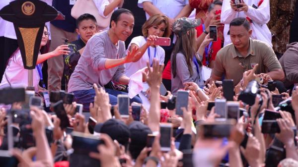 Presiden Jokowi saat meresmikan MRT Jakarta di Bundaran HI, Jakarta, Minggu (24/3/2019). (Foto: Antara/Hafidz Mubarak A)