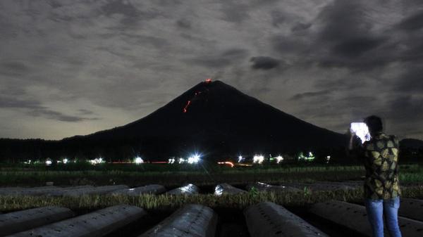 Melihat Keindahan Guguran Lava Pijar Gunung Semeru saat ...