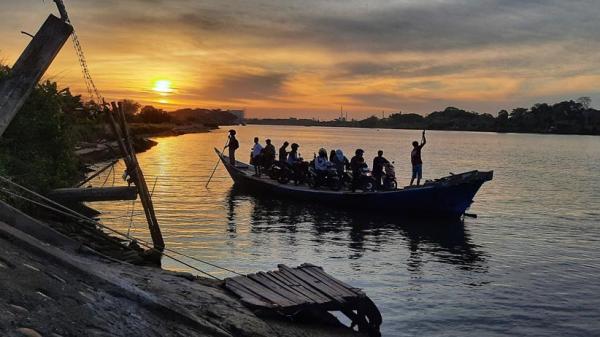 Menghemat Waktu Tempuh, Perahu Penyeberangan di Sungai Jeneberang Tetap Jadi Pilihan