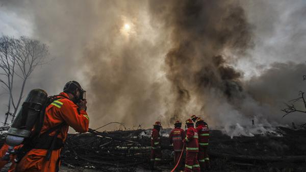 Tersambar Petir, Lapak Ban Bekas Ludes Terbakar di Bogor