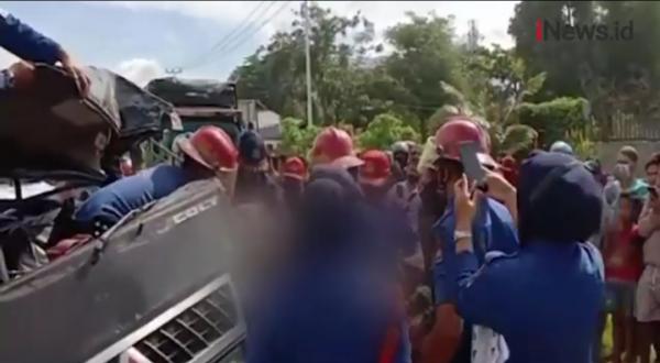 Video Dramatis Evakuasi Sopir Truk Tewas Terjepit Mobil akibat Tabrakan