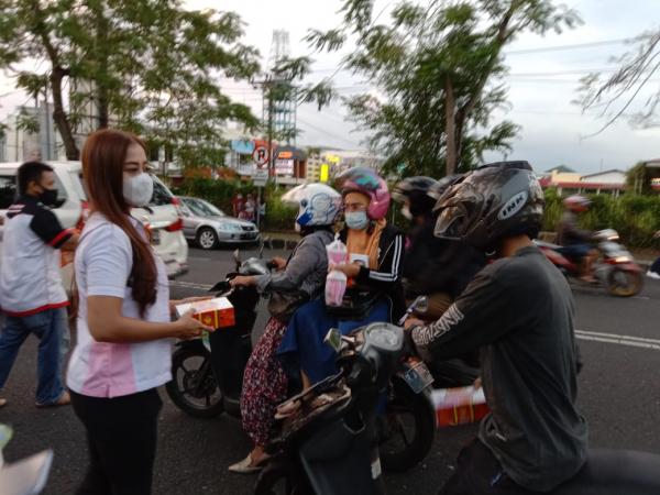 Saat Wanita Wanita Cantik Komunitas Otomotif Bagi Bagi Takjil di Jalanan Purwokerto