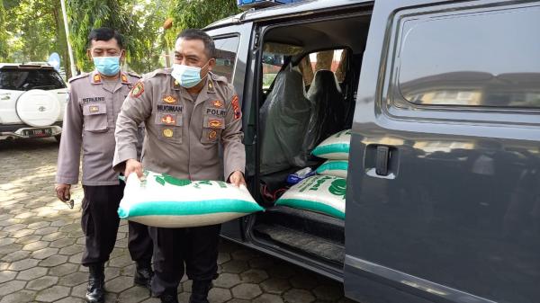 Polresta dan TNI Beri Bantuan untuk 11 Ponpes di Banyumas