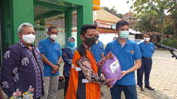 Rotary Club Purwokerto Beri Bingkisan kepada Petugas Kebersihan