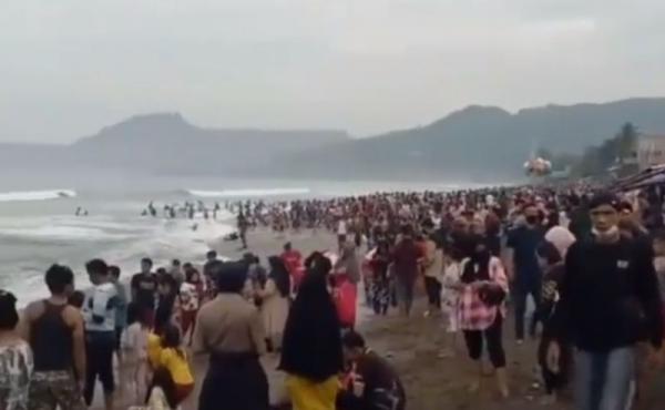 Abai Protokol Kesehatan, Pengunjung Pantai Karang Hawu Pelabuhan Ratu Dibubarkan Satgas Covid