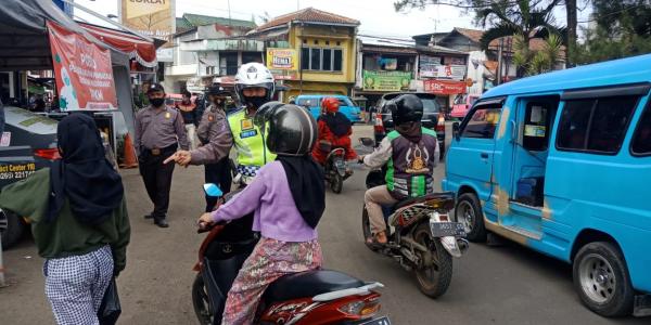Polsek Sukaraja Sukabumi Bagikan Masker Gratis Saat Operasi Yustisi