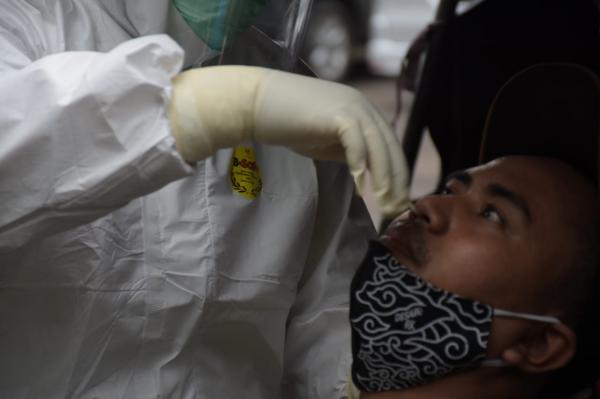 Warga Yang Melintas di Perbatasan Kota Cirebon Dirapid test Antigen