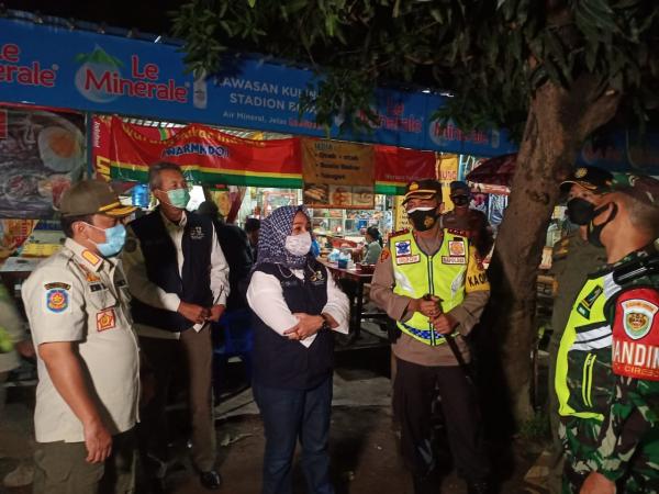 Petugas Gabungan TNI, Polri dan Satpol PP Menegur Kafe yang Menggelar Live Musik