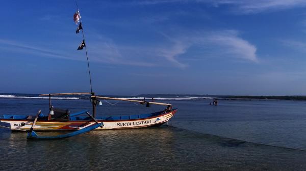 Mancing Diatas Batu Karang, 11 Orang Wisatawan Terjebak Air Pasang Pantai Ujunggenteng