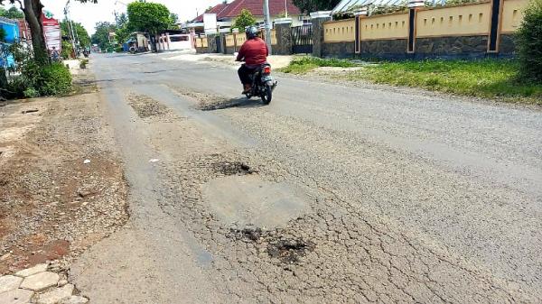 Ironis, Bandara JBS Baru, Tapi Akses Jalan Berlubang dan Bergelombang