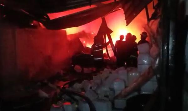 Kebakaran Pabrik Cat Sidoarjo Belum Sepenuhnya Padam, 7 Mobil PMK Tetap Siaga