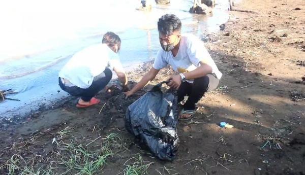 Pantai Karangsong Indramayu Tercemari Limbah Minyak