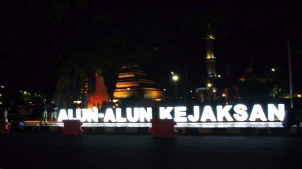 Indahnya Pesona Malam Alun-alun Kejaksan Kota Cirebon