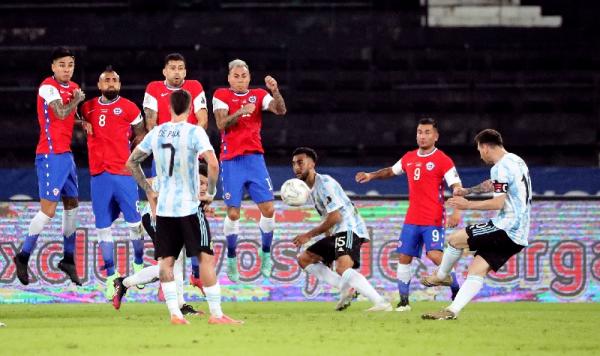 Messi Cetak Gol Cantik, Argentina Berbagi Angka dengan Chile