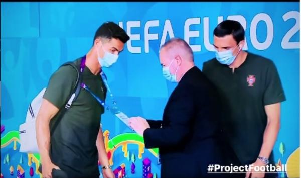 Rasa Penasaran, Petugas Keamanan Kejar Ronaldo