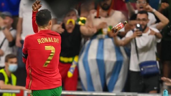 Ronaldo Dilempar Botol Coca-Cola saat Selebrasi Gol Lawan Prancis