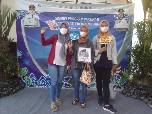 Demi Sebuah Status WA, Trio Gadis Cirebon Ikuti Vaksin Massal di Arhanudse