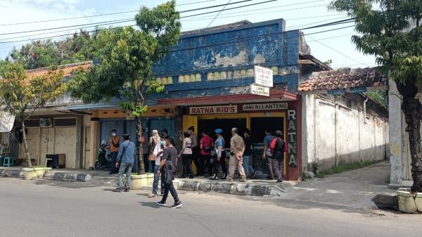 Tegas, Seluruh Toko Ditutup Paksa Petugas