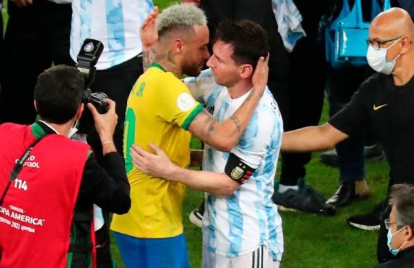 Respek, Neymar Peluk Messi Di Akhir Pertandingan Final Copa America
