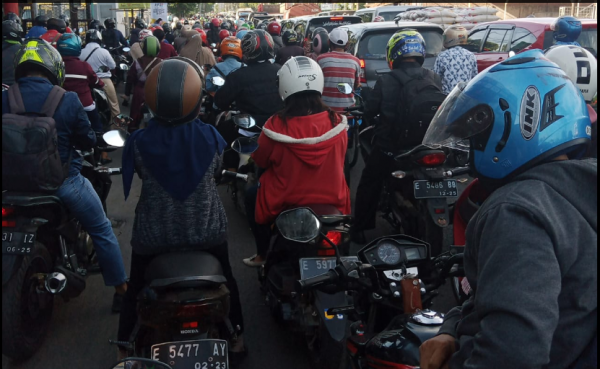 Cirebon Macet, Pengendara Sibuk Cari Jalan Tikus