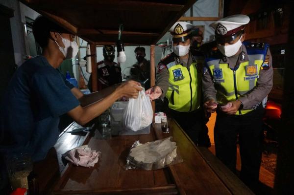Polisi Datangi Angkringan Saat Jam Malam, Makanan Diborong, Dibagi Kepada Warga Terdampak